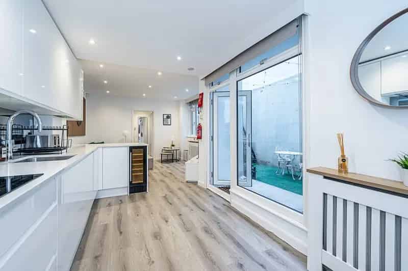 1 Bedroom Flat for Sale - Recently Renovated Garden Flat in Central London