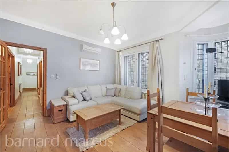 Two Bedroom Apartment Trafalgar Square Central London