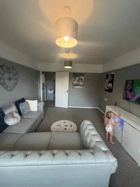 Spacious 2 Bed Flat Near Town Shops Schools