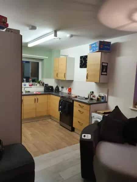 Two Bed Flat Rowtown Addlestone