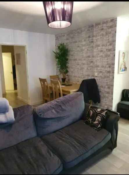 Flat For Rent in Borough of Runnymede, England