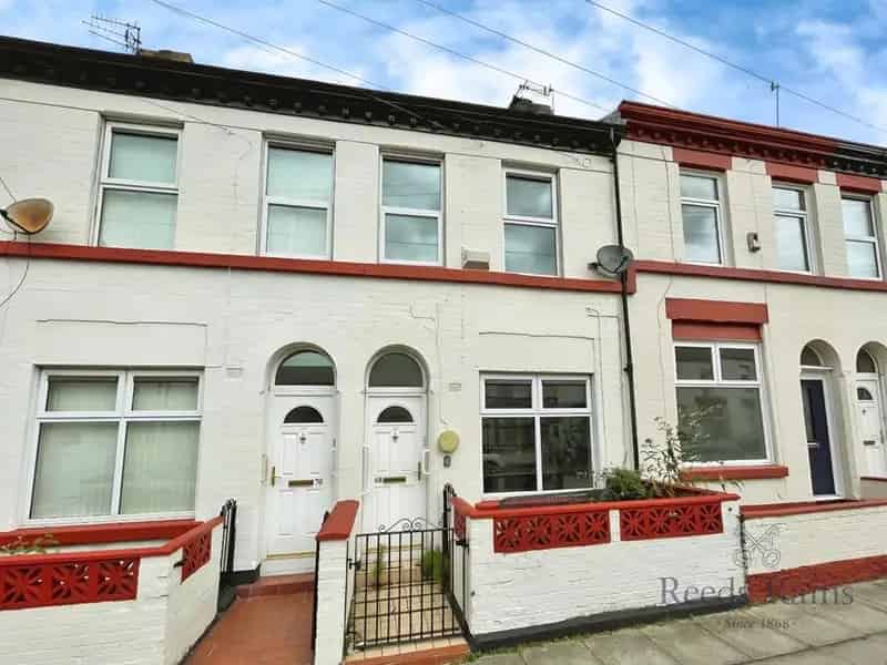 3 Bedroom Mid Terrace House For Sale