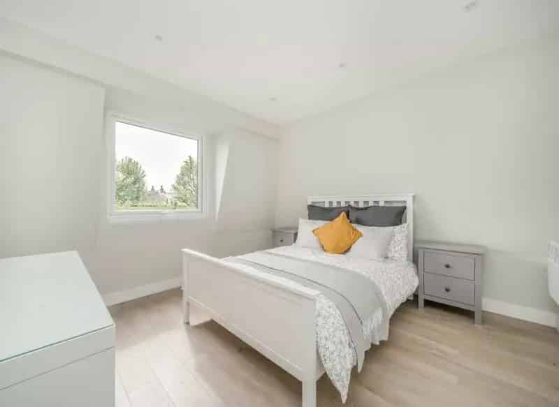 3 Bed 3 Bath Split Level Apartment Kew Village Parking No Onward Chain