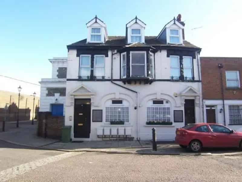 5 Tenanted Flats - 6%+ Annual Yield - Freehold