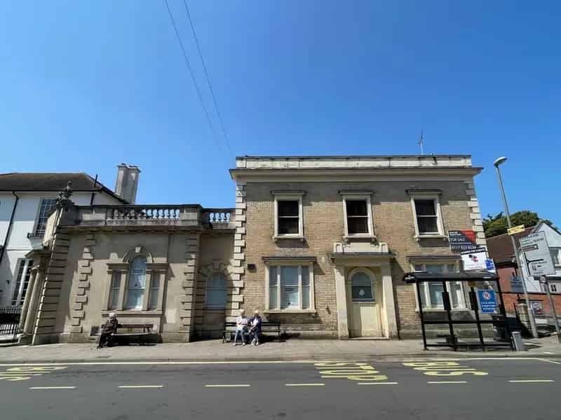 Former Banking Hall To Let Wimborne Minster Town Centre