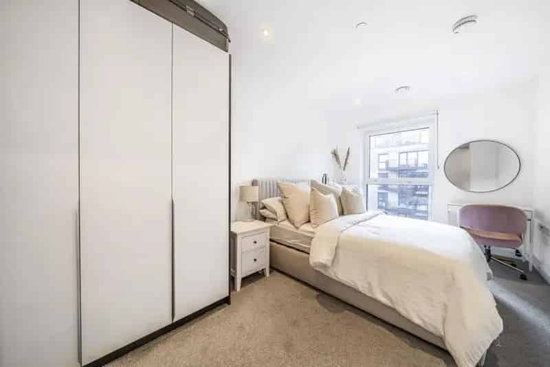 Top Floor 2-Bedroom Flat Modern Open Plan Kitchen Private Balcony