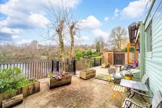 Hampstead Heath Bren Cottage: Unique Property for Rent