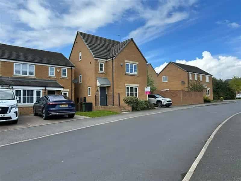Modern Family Home 4 Beds 2 Baths Garage Landscaped Garden