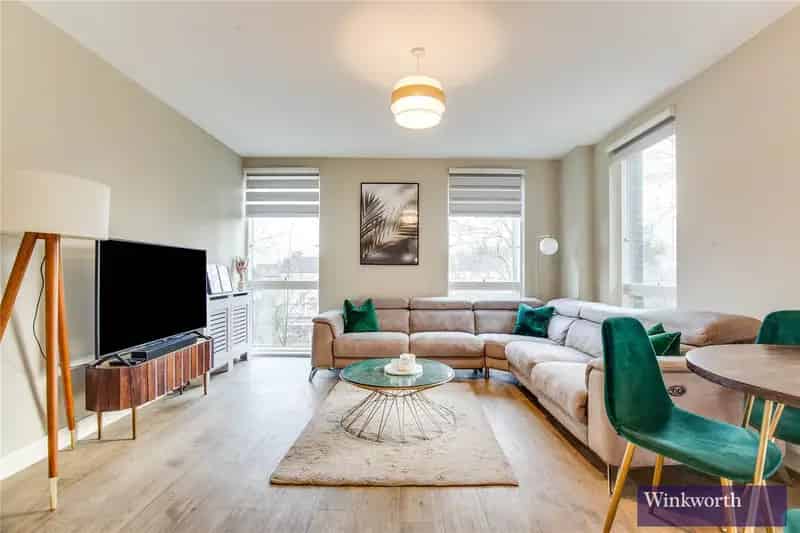 2 Bedroom Harrow Apartment with Balcony and Residents Parking
