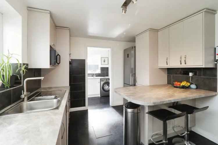 5 Bedroom Family Home with Conservatory and Double Garage