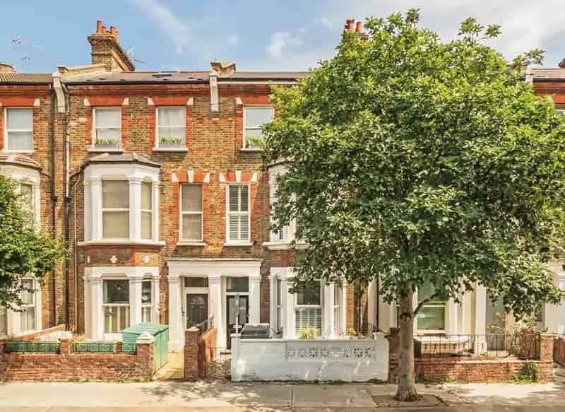 1-Bed Flat in Period Conversion near Queen's Park
