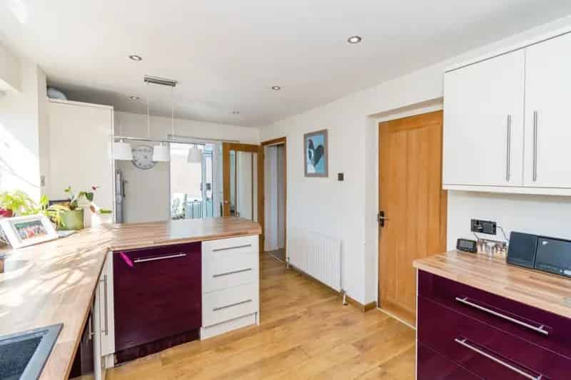 Extended 3-Bed Detached House Romsey - Family Home