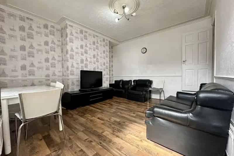 Two Bedroom House Richmond Hill Leeds Near Shops Schools