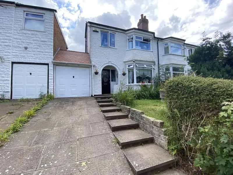 3 Bedroom Semi-Detached House for Sale in Hall Green