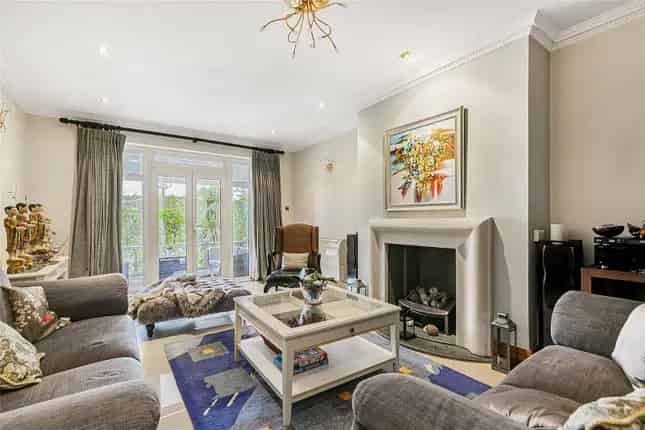 6 Bedroom Detached House for Sale in Hadley Wood EN4