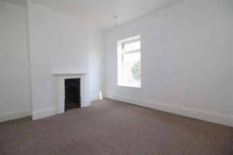 3 Bedroom Mid Terrace House For Sale