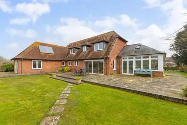 Charming 34 Bedroom Home with Landscaped Garden and Ample Parking