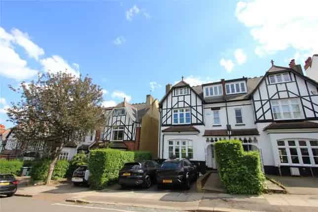 Semi-detached House for Sale in Muswell Hill