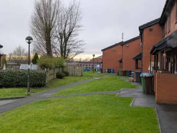 Large 1 Bedroom House Near Hospital and Shops