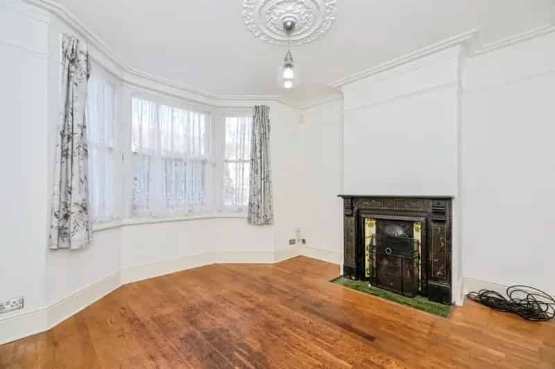 Refurbished 3 Bed Terrace House Near Grays Station