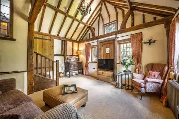 Grade II Listed 16th Century House with Barn and Lake