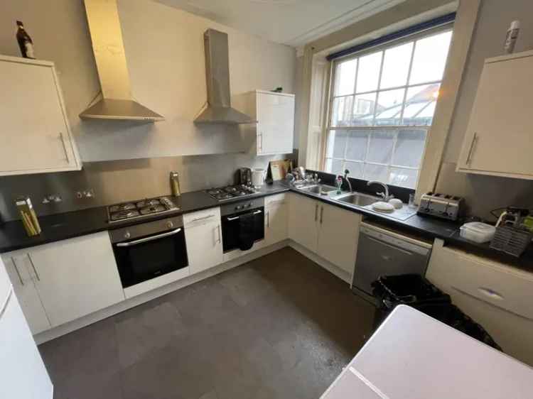 9 Bedroom Semi Detached House with 2 Bathrooms