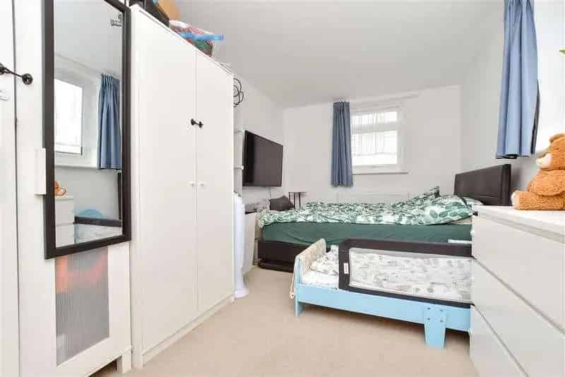 1 Bed Flat for Sale South Croydon - Modern Auction