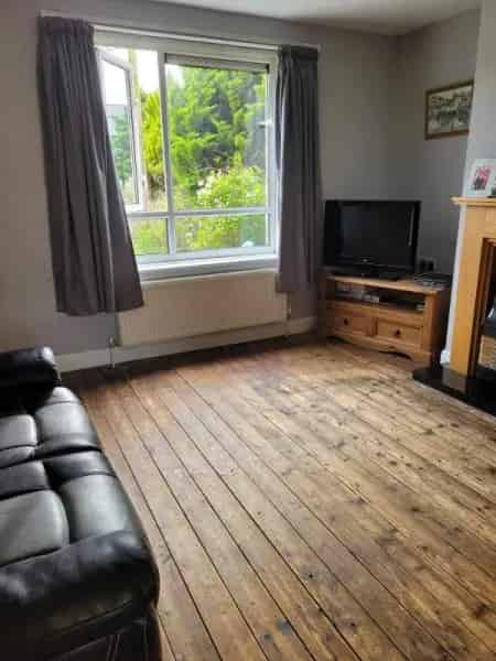 2 Bed House Near Schools and Station Large Gardens