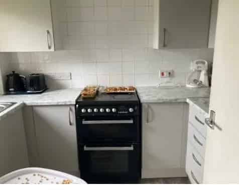 2 Bed Ground Floor Flat with Large Gardens New Kitchen and Bathroom