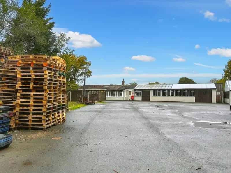 Secure Gatwick Airport Storage Yard with Workshops and Office