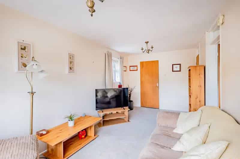 2 Bedroom Split Level Maisonette For Sale