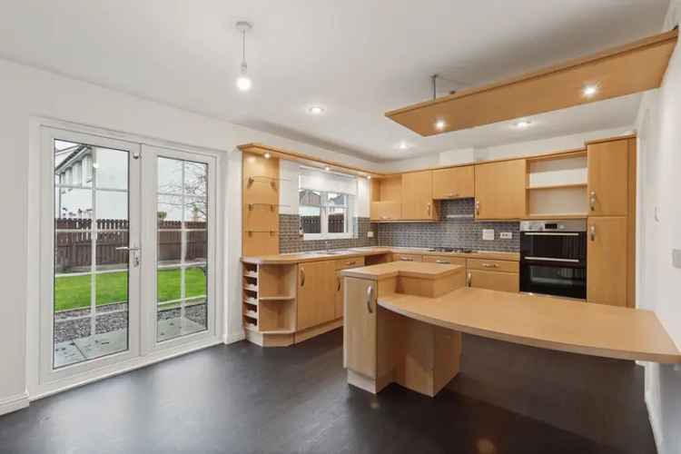 4 Bed House with Double Garage and Enclosed Garden in Dundee