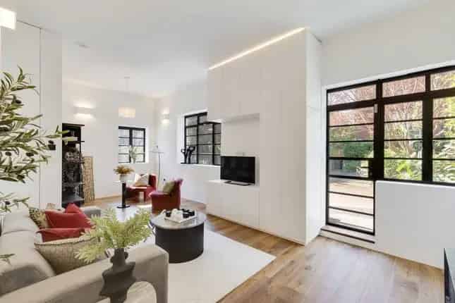 Semi-detached House for Sale in Hampstead London