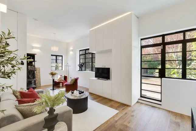 Semi-detached House for Sale in Hampstead London