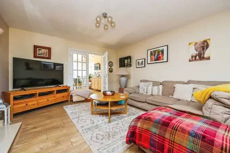 Five Bed Detached Modern Family Home with Sun Room and Garage