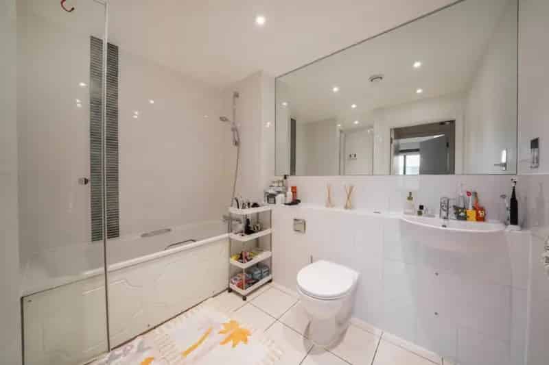 2 Bed Flat for Sale in Queen's Park
