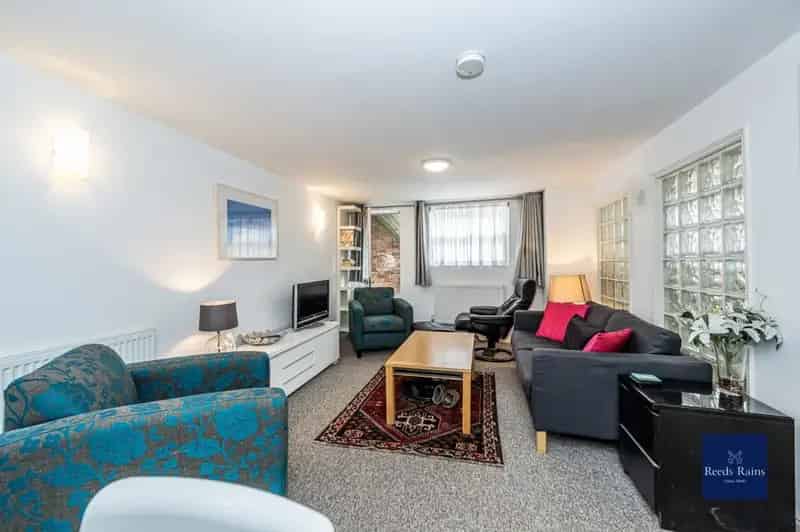 2 Bedroom Flat for Sale near Lambeth North Station London SE1