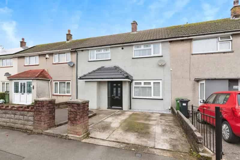 3 Bedroom Terraced House Near Shops and Schools