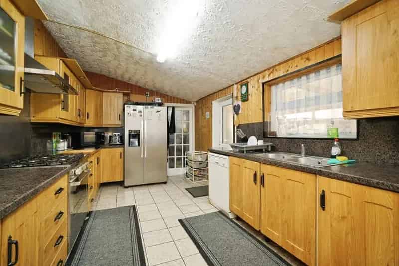 5 Bedroom Mid Terrace House Manchester M13