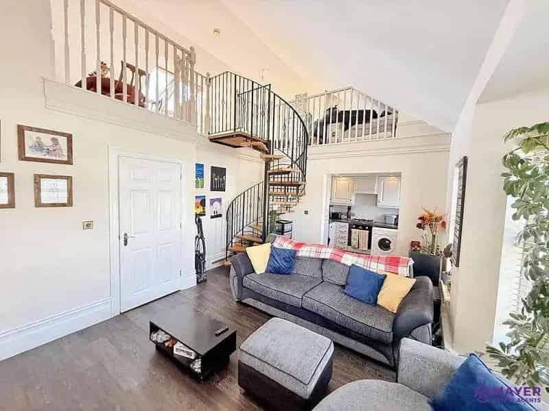 2 bed flat for sale
