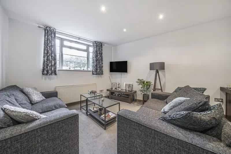 Three Double Bedroom Ground Floor Apartment Near Streatham Hill and Tulse Hill Stations