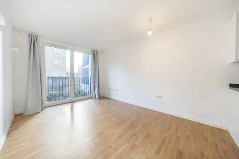 Modern 1st Floor Apartment with Roof Terraces and Communal Gardens