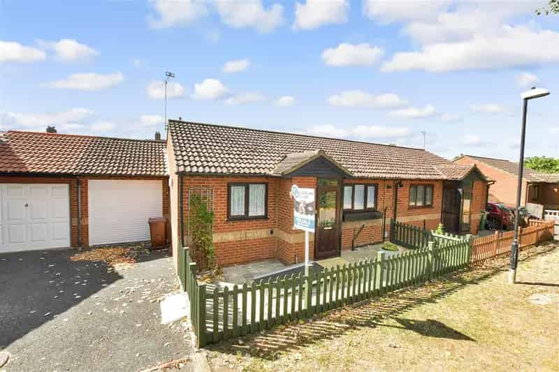 2 bedroom semi-detached bungalow for sale