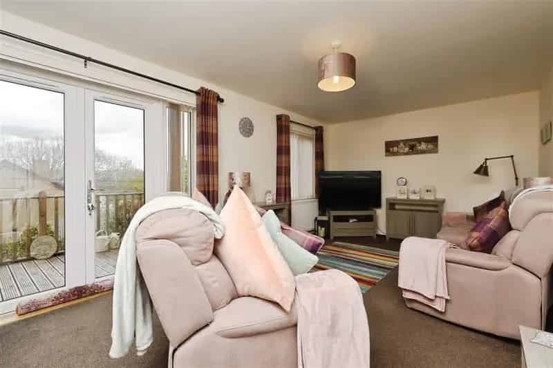 Spacious Family Home with Modern Kitchen and Attractive Garden
