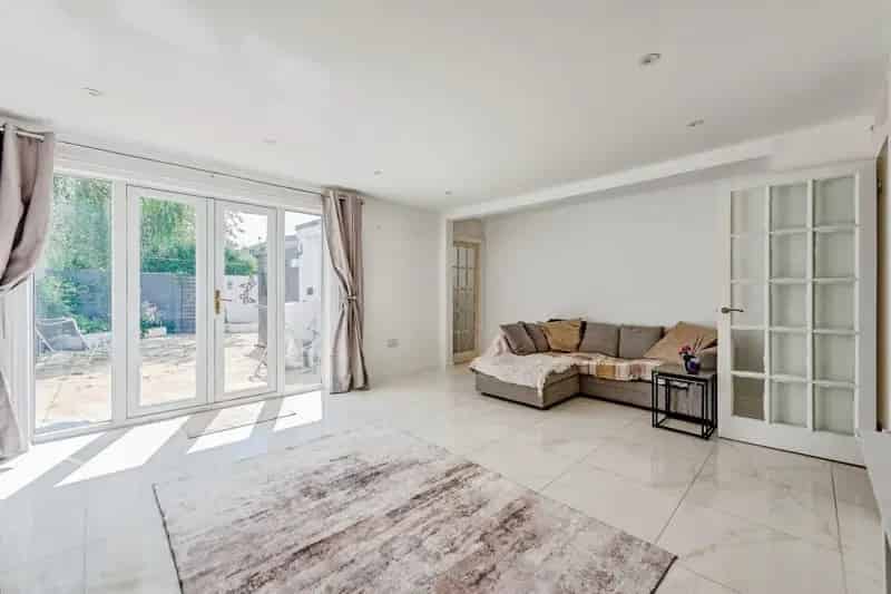 3 Bed House With Modern Kitchen and Garden