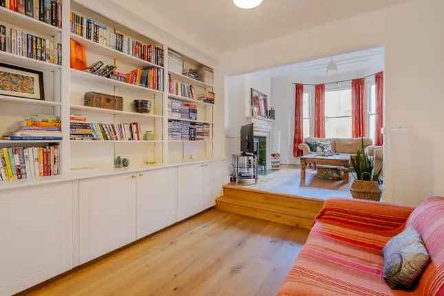 Detached House for Sale in London SW12