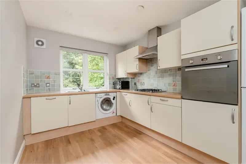 2 Bed Flat Ground Floor with 1 Reception Room Modern Apartment with Balcony and Garage