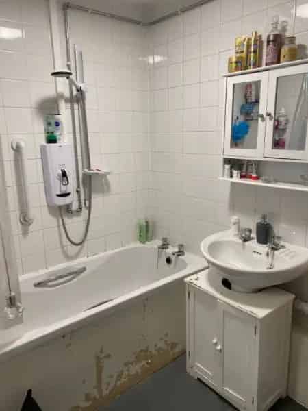 2 Bed Flat with Large Kitchen and Balcony - Seeking Upgrade
