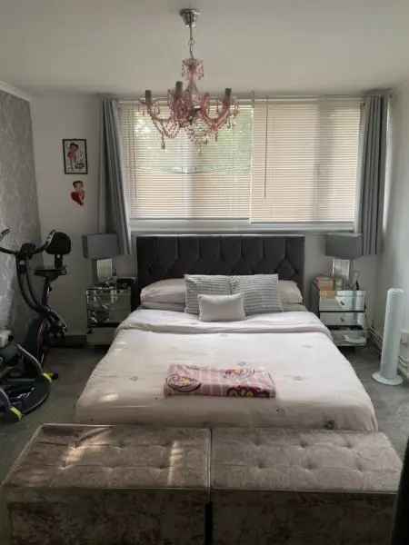 Flat For Rent in Bury, England