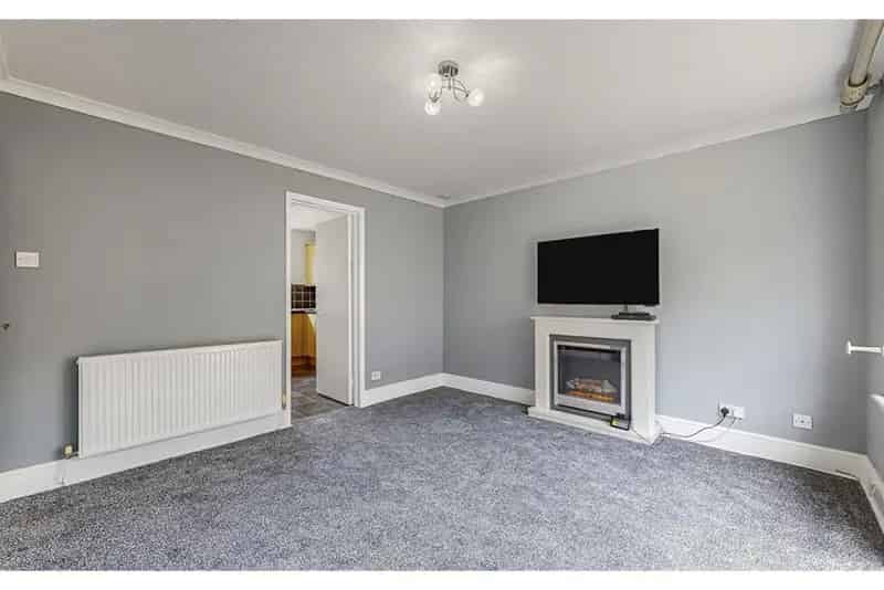 2 Bed Ground Floor Flat with Garden and Summerhouse in Strathaven